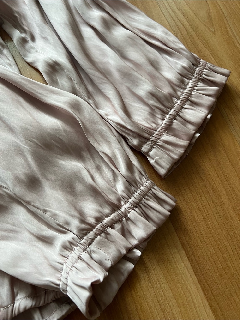 Carmen Marc Valvo Satin Blouse Taupe Tie Neck Size M Fits L - Picture 4 of 11